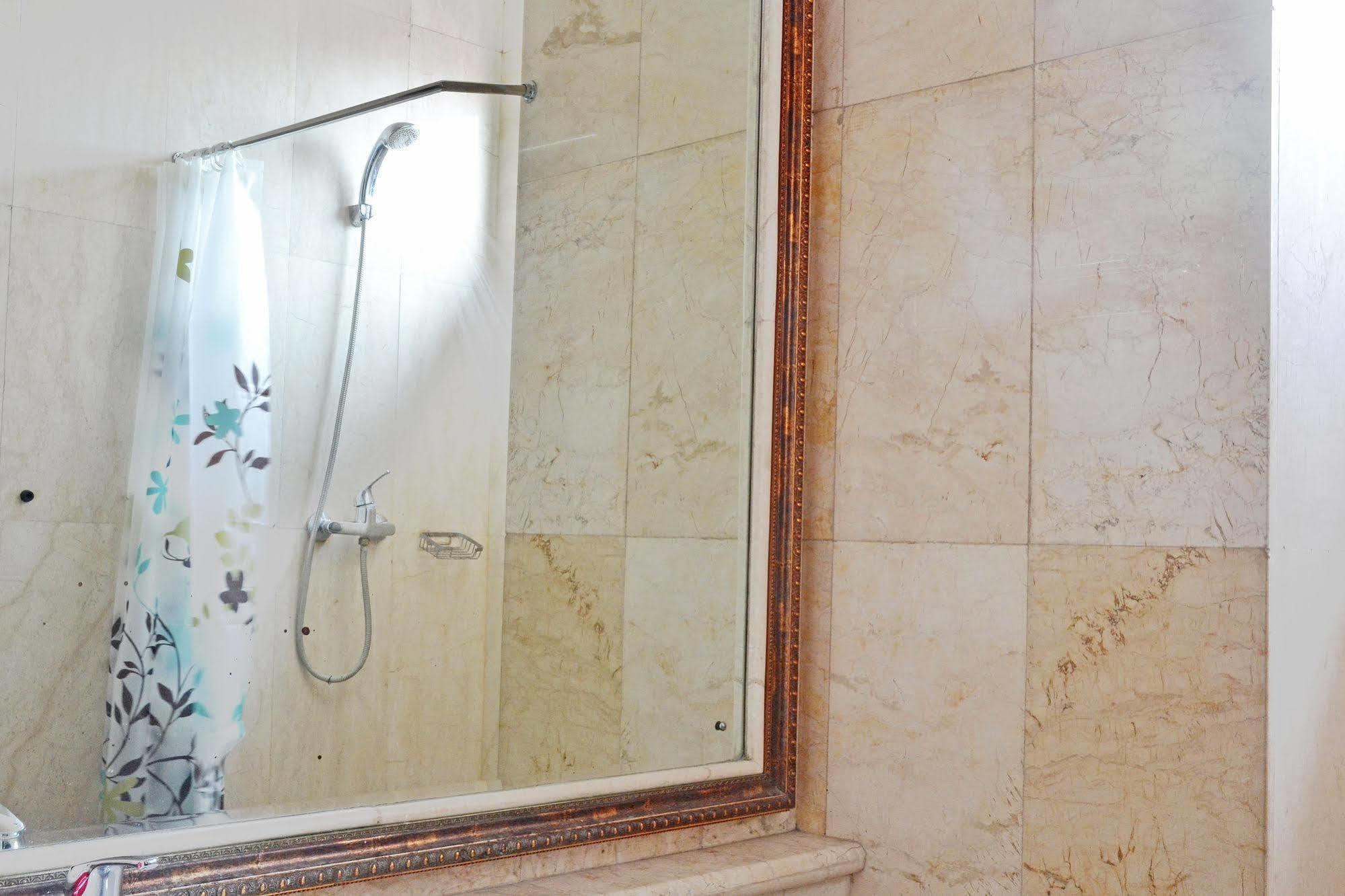 Zen Rooms Sultan Iskandar Muda Surabaya Ngoại thất bức ảnh